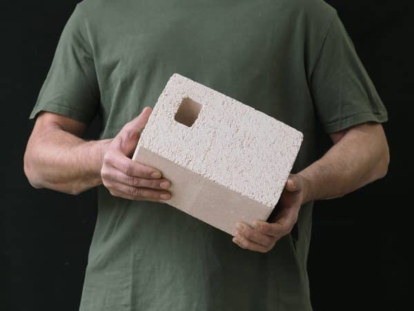 Brique réfractaire blanche perforée 1 trou 23x15.5x11.5 cm